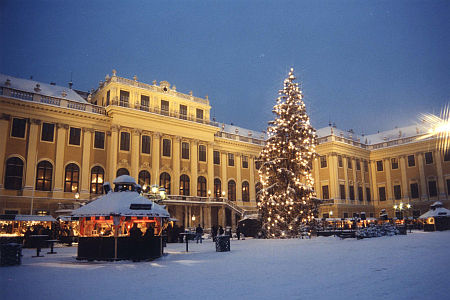 A Schönbrunni Kastély előtt felállított elegáns adventi vásár